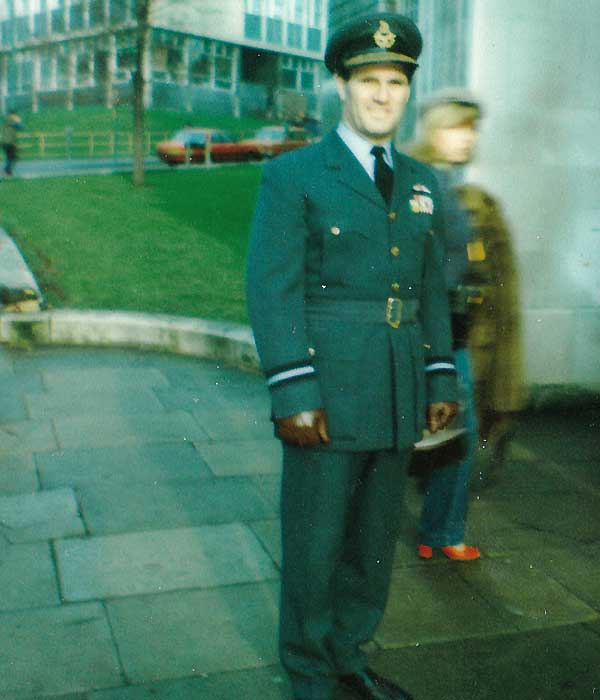 close up of sean glenn dressed as an airline pilot in the hit tv show