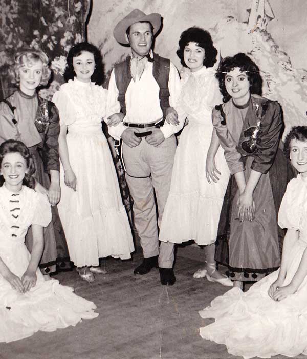 Annie Get Your Gun Queens Theatre Cleveleys Blackpool distance view of actor glenn centered on stage surrounded by the cast of blackpools cleveleys theatre